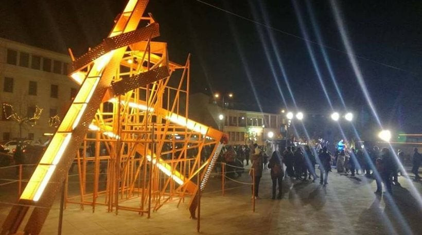 Η τέχνη δεν έχει όρια! Στα Ιωάννινα το πιο περίεργο χριστουγεννιάτικο δέντρο (εικόνες)